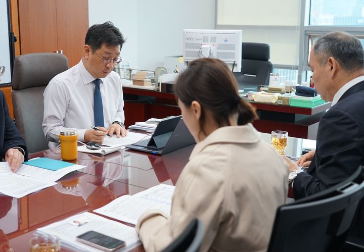 [울산=뉴시스] 더불어민주당 김태선 의원(울산 동구)은 울산의 필수의료 공백 해소를 위해 정부에 건의하고 있다. (사진=김태선 의원실 제공) 2026.03.25. photo@newsis.com *재판매 및 DB 금지