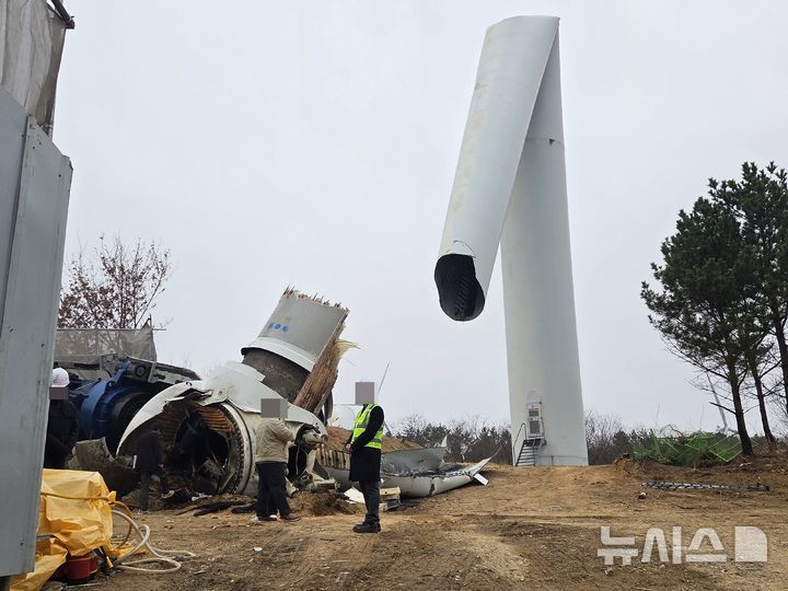 [영덕=뉴시스] 안병철 기자 = 지난 2월2일 꺾임 사고가 난 영덕 풍력발전기 21호기 모습. 2026.03.25. abc1571@newsis.com. 
