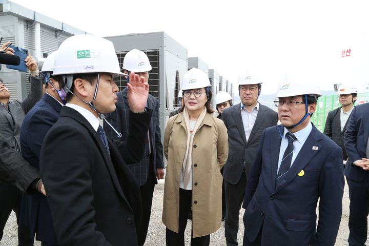 [상주=뉴시스] 김성환(오른쪽) 장관이 스마트팜 현장을 찾아 브리핑을 받고 있다. (사진=상주시 제공) 2026.03.25 photo@newsis.com *재판매 및 DB 금지