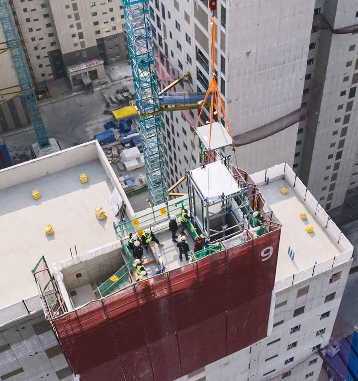 [서울=뉴시스] 현대건설은 인천시 연수구 동춘동 힐스테이트 송도 센터파크 현장에 모듈러 엘리베이터 1기를 시공하고 기계실 설치 및 시운전을 앞두고 있다고 25일 밝혔다. 2026.03.25. (사진=현대건설 제공) photo@newsis.com *재판매 및 DB 금지