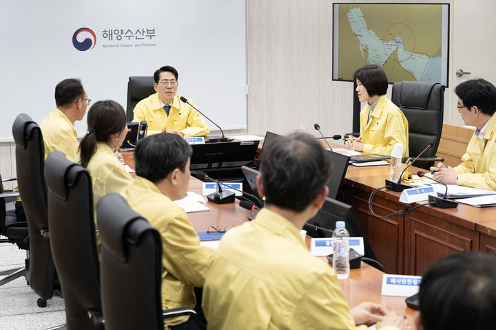 [서울=뉴시스] 황종우 해양수산부 장관은 25일 취임식 후 첫 일정으로 해양수산부 재난영상회의실에서 미국·이란 전쟁 상황을 점검했다. (사진=해양수산부 제공) 2026.03.25. photo@newsis.com *재판매 및 DB 금지