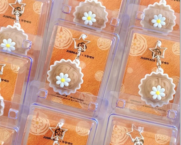 [서울=뉴시스] 부창제과와 저스피스 재단이 협업해 선보인 ‘데이지 밤(DAISY BOMB) 호두과자 키링’. (사진=부창제과 인스타그램 캡처) 2026.03.25.