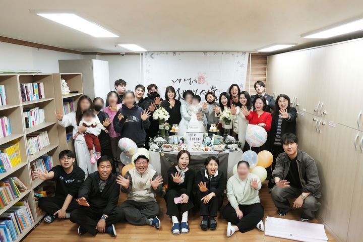 [광주=뉴시스] 광주 자영업자 모임 337 봉선화 봉사단이 25일 광주 대한사회복지회 편한집에서 돌을 맞이한 아이들을 위해 돌잔치를 여는 봉사활동을 마치고 기념촬영을 하고 있다. (사진=봉사단 제공) 2026.03.25. photo@newsis.com *재판매 및 DB 금지