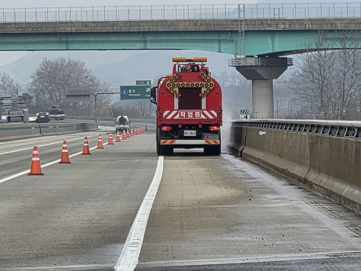 [서울=뉴시스] 사진은 한국도로공사 시설물 청소차가 교량 난간을 청소하는 모습. 2026.03.25. (사진=한국도로공사 제공) photo@newsis.com *재판매 및 DB 금지