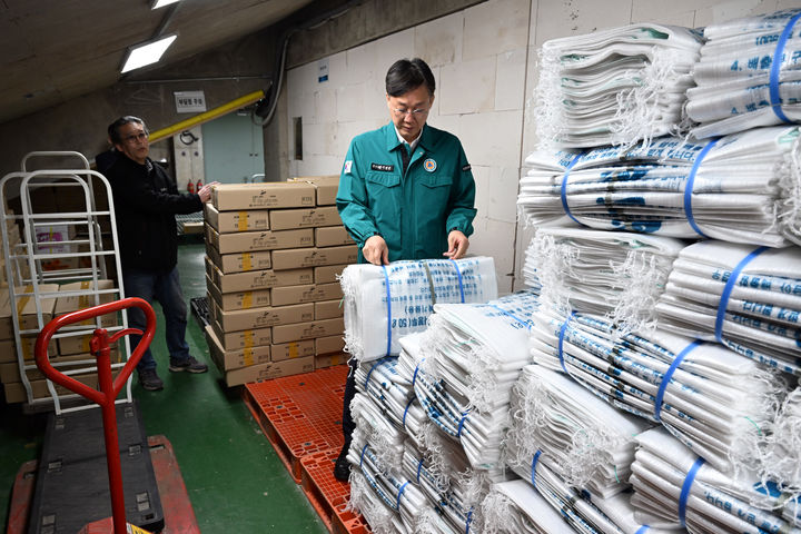 [안산=뉴시스] 이민근 경기 안산시장이 25일 안산도시공사 종량제봉투 판매소를 방문해 종량제 봉투 수급 상황을 점검하고 있다. (사진=안산시 제공) 2026.03.25. photo@newsis.com *재판매 및 DB 금지