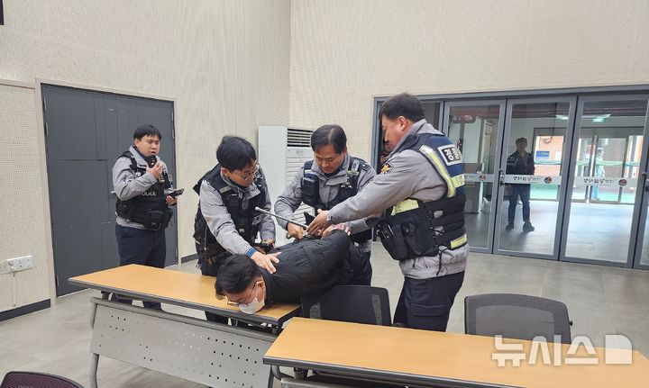 [영천=뉴시스] 영천경찰서, 감금·실종 신고 가정 정밀탐색기 활용 모의훈련. (사진=경찰서 제공) 2026.3.25. photo@newsis.com 