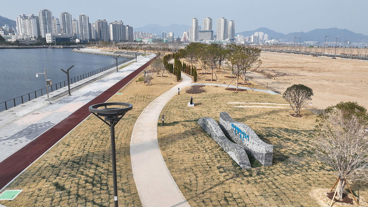 [창원=뉴시스] 강경국 기자 = 오는 27일부터 개방되는 경남 창원시 마산해양신도시 해안산책로와 테마형 녹지공간. (사진=창원시청 제공). 2026.03.25. photo@newsis.com *재판매 및 DB 금지