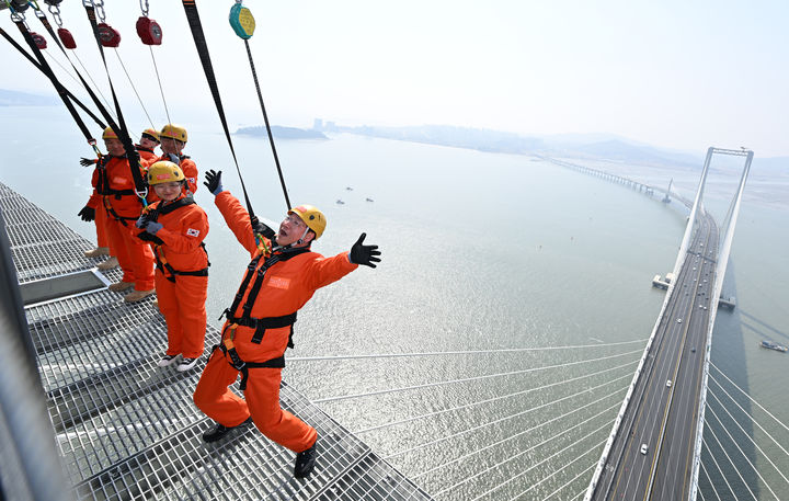 [인천=뉴시스] 유정복 인천시장이 25일 청라하늘대교에서 개장을 앞둔 관광시설을 점검하고 있다. (사진=인천시 제공) 2026.03.25. photo@newsis.com *재판매 및 DB 금지