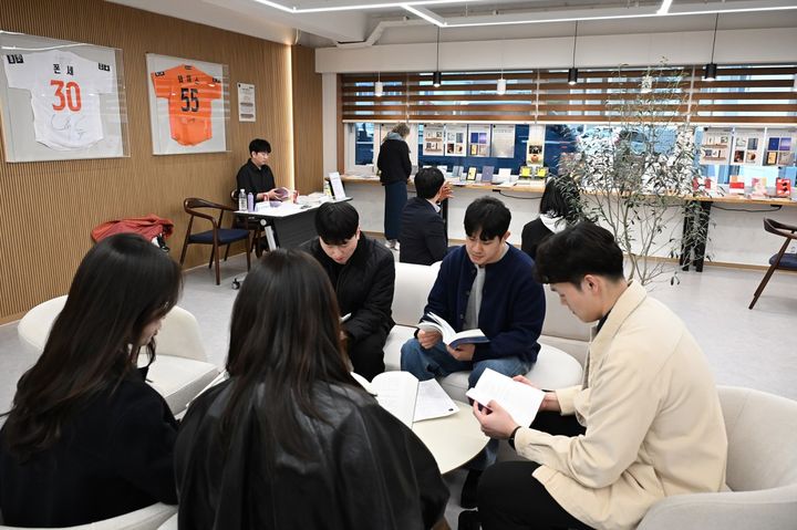 [대전=뉴시스] 대전 중구가 25일 지역서점과 함께하는 독서프로그램인 '중구책通(통)'의 일환으로 도서 큐레이션 전시를 하고 있다. (사진=중구청 제공) 2026.03.25. photo@newsis.com *재판매 및 DB 금지