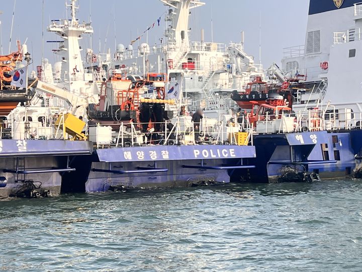 [인천=뉴시스] 25일 인천해양경찰서 전용부두에서 침수 사고가 난 300t급 해경 경비함정. (사진=인천해양경찰서 제공) 2026.03.25. photo@newsis.com *재판매 및 DB 금지