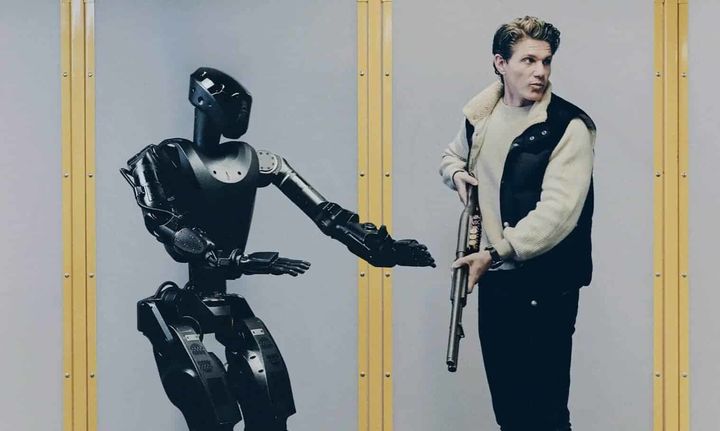 로봇 무기 시험 중인 팬텀 MK-1 로봇과 마이크 르블랑. 사진 파운데이션 *재판매 및 DB 금지