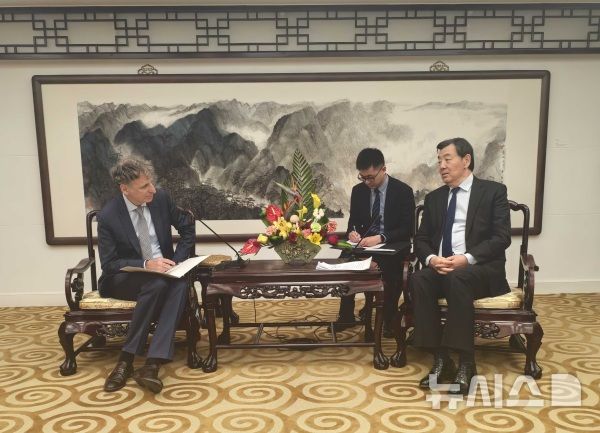 [베이징=뉴시스] 자이쥔 중국정부 중동문제특사가 24일 엘리 벨로체르코프스키 주중 이스라엘대사와 만남을 갖고 있다.(사진=중국 외교부 홈페이지 갈무리) 2026.03.25 photo@newsis.com