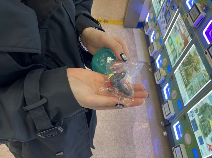 [서울=뉴시스] 김수빈 인턴기자=25일 오후 2시께 서울 서초구 서초동 국제전자센터(국전) 9층 '가챠'(캡슐 장난감 뽑기) 기계 앞에서 김다은(26·여)씨는 녹색 플라스틱 캡슐을 열어 보였다. 2026.03.25. *재판매 및 DB 금지