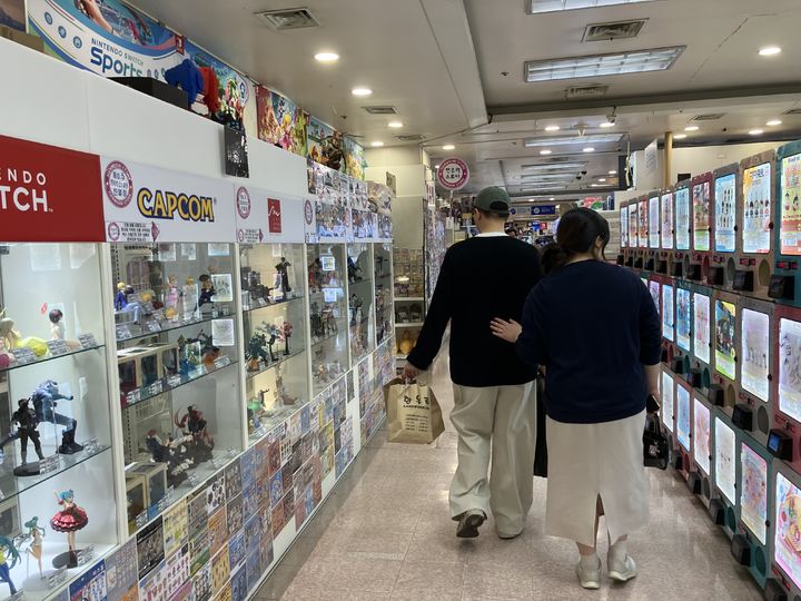 [서울=뉴시스] 김수빈 인턴기자=25일 오후 한 커플이 서울 서초구 서초동 국제전자센터 9층 매장을 둘러보고 있다. 2026.03.25. *재판매 및 DB 금지