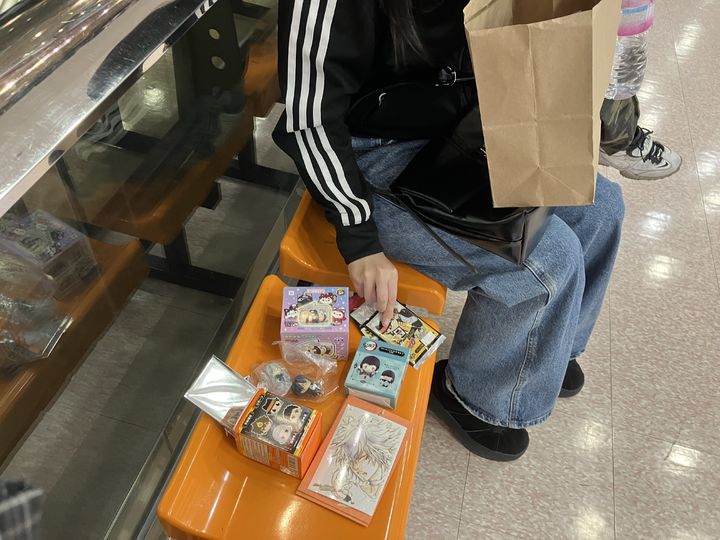 [서울=뉴시스] 김수빈 인턴기자= 26일 오후 3시께 20대 프리랜서 A씨가 국제전자센터에서 구매한 피규어, 카드 등 굿즈를 꺼내 보여주고 있다. 2026.03.25. *재판매 및 DB 금지