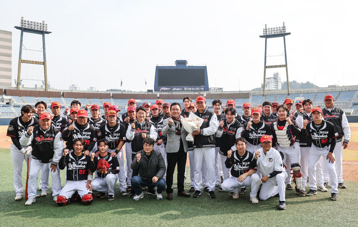 [서울=뉴시스] NC 다이노스를 상대로 창단 첫 승리를 거둔 울산 웨일즈. (사진=울산 웨일즈 제공). 2026.03.25. *재판매 및 DB 금지