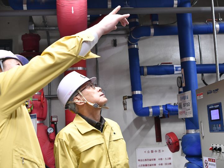 GKL 윤두현 사장이 스프링클러를 점검하고 있다. (사진=GKL) *재판매 및 DB 금지