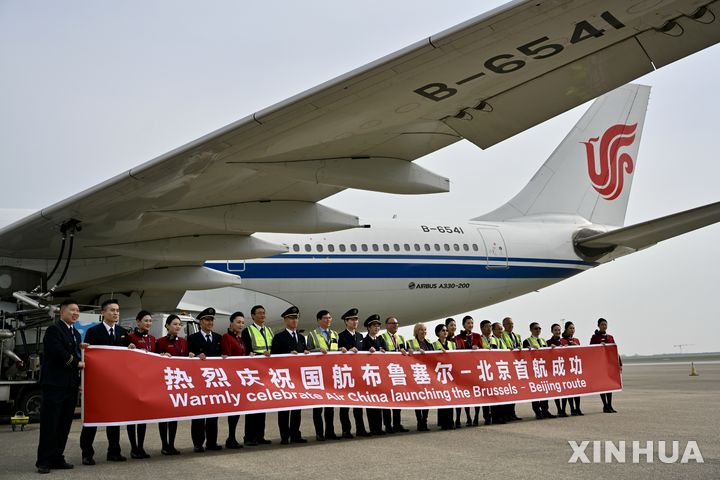 [브뤼셀=Xinhua/뉴시스] 지난 24일(현지시각) 벨기에 브뤼셀 공항에서 에어차이나(중국국제항공) 관계자와 승무원들이 브뤼셀-베이징 직항 노선 취항을 기념해 단체 사진을 촬영하고 있다. 2026.03.27.