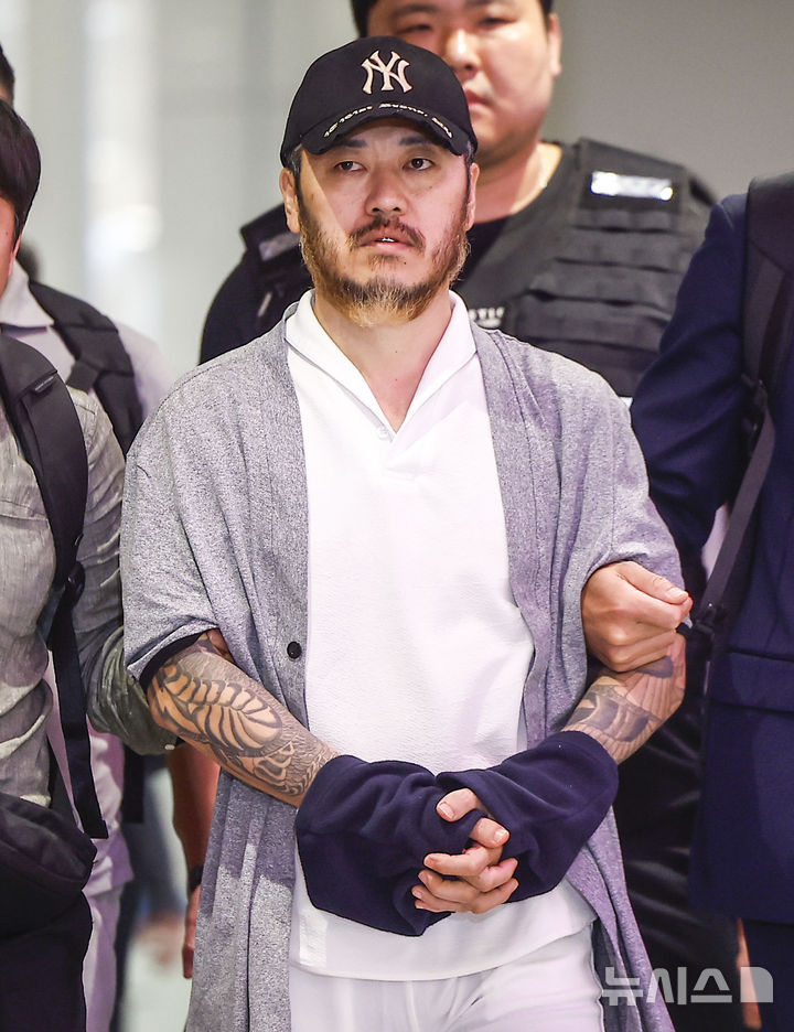 [인천공항=뉴시스] 정병혁 기자 = 필리핀에서 이른바 '전세계'라는 활동명으로 마약을 유통했던 박왕열 씨가 25일 인천국제공항 제2터미널을 통해 송환되고 있다. 2026.03.25. jhope@newsis.com
