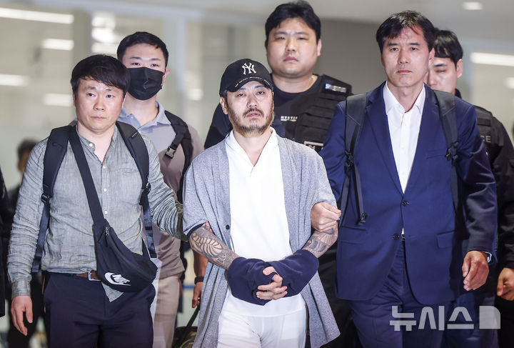 [인천공항=뉴시스] 정병혁 기자 = 필리핀에서 이른바 '전세계'라는 활동명으로 마약을 유통했던 박왕열 씨가 25일 인천국제공항 제2터미널을 통해 송환되고 있다. 2026.03.25. jhope@newsis.com