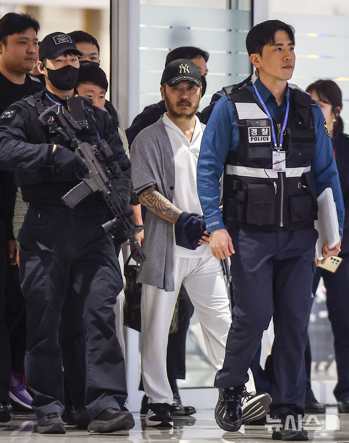 [인천공항=뉴시스] 정병혁 기자 = 필리핀에서 이른바 '전세계'라는 활동명으로 마약을 유통했던 박왕열 씨가 25일 인천국제공항 제2터미널을 통해 송환되고 있다. 2026.03.25. jhope@newsis.com