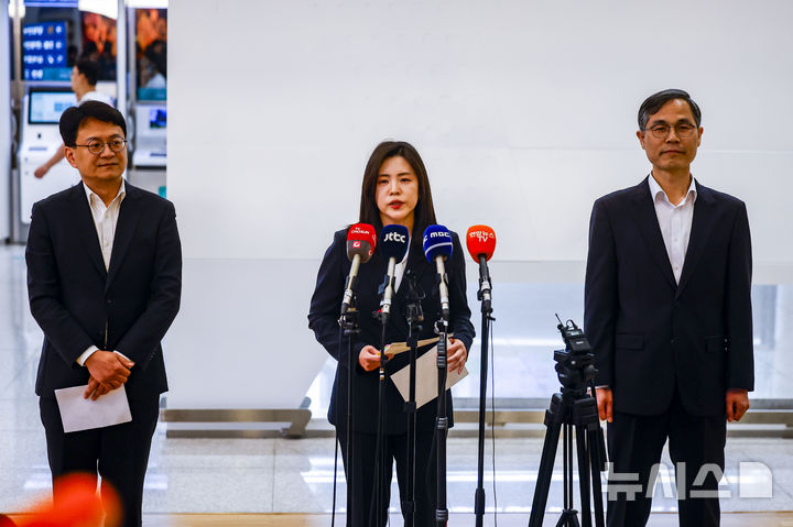 [인천공항=뉴시스] 정병혁 기자 = 이지연 초국가범죄특별대응TF 법무부 국제형사과장이 25일 인천국제공항 제2터미널에서 '필리핀 마약왕' 박왕열 씨가 송환된 뒤 관련 브리핑을 하고 있다. 2026.03.25. jhope@newsis.com