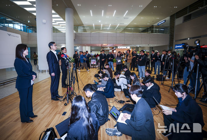 [인천공항=뉴시스] 정병혁 기자 = 유승렬 초국가범죄특별대응TF 경찰청 수사기획조정관이 25일 인천국제공항 제2터미널에서 '필리핀 마약왕' 박왕열 씨가 송환된 뒤 관련 브리핑을 하고 있다. 2026.03.25. jhope@newsis.com