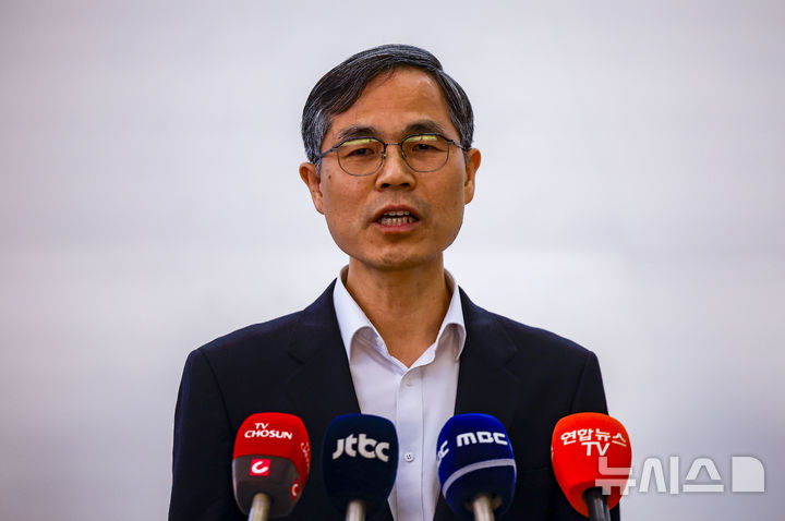 [인천공항=뉴시스] 정병혁 기자 = 유승렬 초국가범죄특별대응TF 경찰청 수사기획조정관이 25일 인천국제공항 제2터미널에서 '필리핀 마약왕' 박왕열 씨가 송환된 뒤 관련 브리핑을 하고 있다. 2026.03.25. jhope@newsis.com