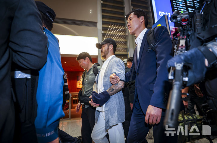 [인천공항=뉴시스] 정병혁 기자 = 필리핀에서 이른바 '전세계'라는 활동명으로 마약을 유통했던 박왕열 씨가 25일 인천국제공항 제2터미널을 통해 송환되고 있다. 2026.03.25. jhope@newsis.com