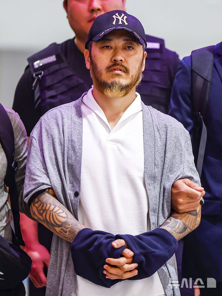 [인천공항=뉴시스] 정병혁 기자 = 필리핀에서 이른바 '전세계'라는 활동명으로 마약을 유통했던 박왕열 씨가 25일 인천국제공항 제2터미널을 통해 송환되고 있다. 2026.03.25. jhope@newsis.com