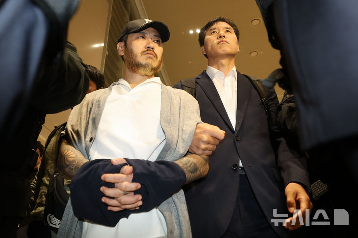 [인천공항=뉴시스] 정병혁 기자 = 필리핀에서 이른바 '전세계'라는 활동명으로 마약을 유통했던 박왕열 씨가 25일 인천국제공항 제2터미널을 통해 송환되고 있다. (공동취재) 2026.03.25. photo@newsis.com