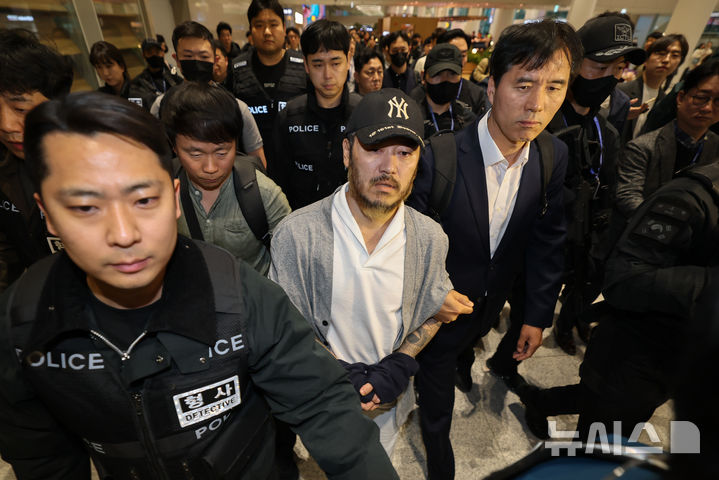 [인천공항=뉴시스] 정병혁 기자 = 필리핀에서 이른바 '전세계'라는 활동명으로 마약을 유통했던 박왕열 씨가 25일 인천국제공항 제2터미널을 통해 송환되고 있다. (공동취재) 2026.03.25. photo@newsis.com