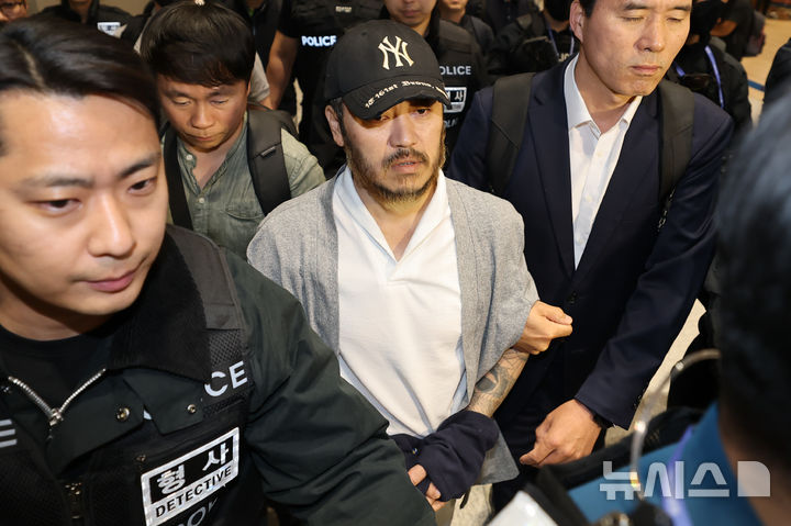 [인천공항=뉴시스] 정병혁 기자 = 필리핀에서 이른바 '전세계'라는 활동명으로 마약을 유통했던 박왕열 씨가 25일 인천국제공항 제2터미널을 통해 송환되고 있다. (공동취재) 2026.03.25. photo@newsis.com