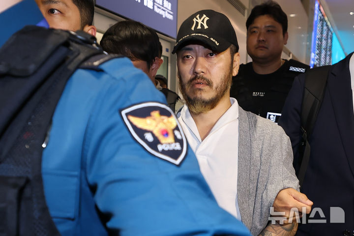 [인천공항=뉴시스] 정병혁 기자 = 필리핀에서 이른바 '전세계'라는 활동명으로 마약을 유통했던 박왕열 씨가 25일 인천국제공항 제2터미널을 통해 송환되고 있다. (공동취재) 2026.03.25. photo@newsis.com
