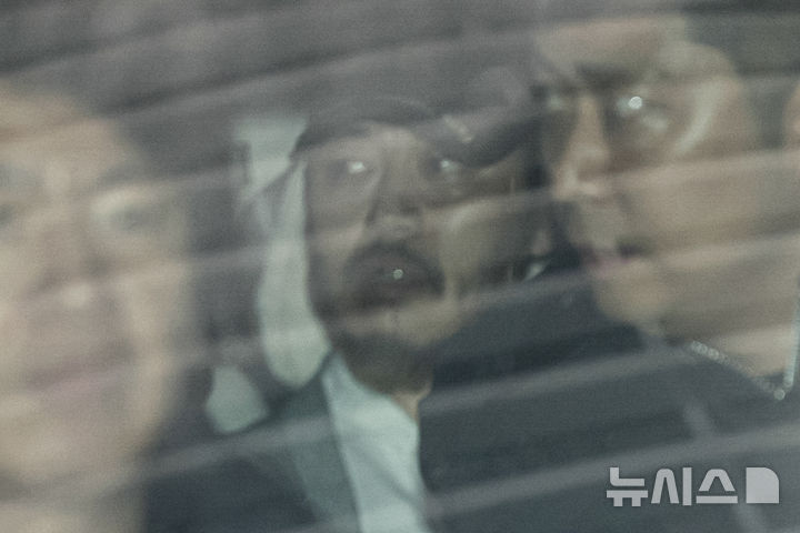 [인천공항=뉴시스] 정병혁 기자 = 필리핀에서 이른바 '전세계'라는 활동명으로 마약을 유통했던 박왕열 씨가 25일 인천국제공항 제2터미널을 통해 송환된 뒤 호송차량에 탑승해 있다. (공동취재) 2026.03.25. photo@newsis.com