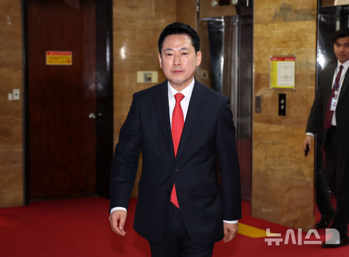 [서울=뉴시스] 김명년 기자 = 장동혁 국민의힘 대표가 25일 오전 서울 여의도 국회에서 당대표실로 이동하고 있다. 2026.03.25. kmn@newsis.com