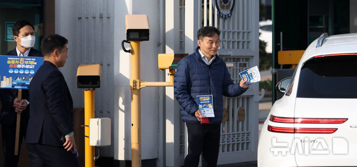 [서울=뉴시스] 김선웅 기자 = 원유 수급 위기와 관련해 공공부문 승용차 5부제 의무시행이 시작된 25일 서울 종로구 정부서울청사에서 관계자들이 5부제 동참 캠페인을 펼치고 있다. 2026.03.25. mangusta@newsis.com