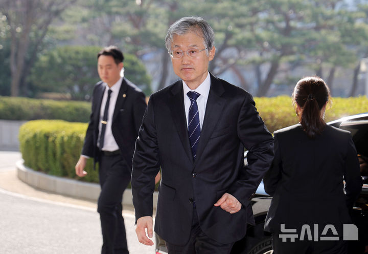 [서울=뉴시스] 홍효식 기자 = 조희대 대법원장이 25일 오전 서울 서초구 대법원으로 출근하고 있다. 2026.03.25. yesphoto@newsis.com