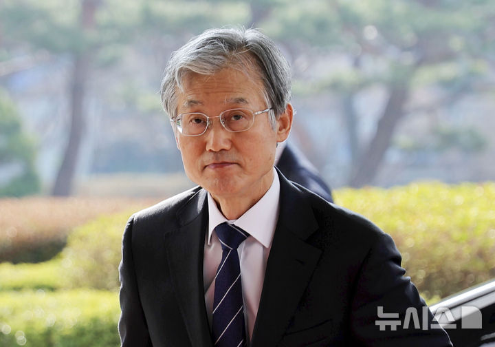 [서울=뉴시스] 홍효식 기자 = 조희대 대법원장이 지난 25일 오전 서울 서초구 대법원으로 출근하고 있다. 2026.03.26. yesphoto@newsis.com