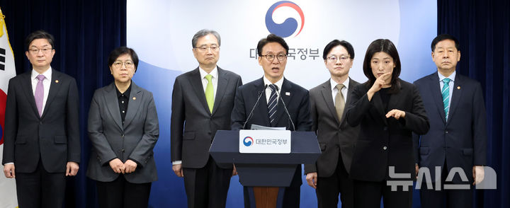 [서울=뉴시스] 추상철 기자 = 김민석 국무총리가 25일 오전 서울 종로구 정부서울청사에서 비상경제 대응체계 관련 브리핑하고 있다. 2026.03.25. scchoo@newsis.com