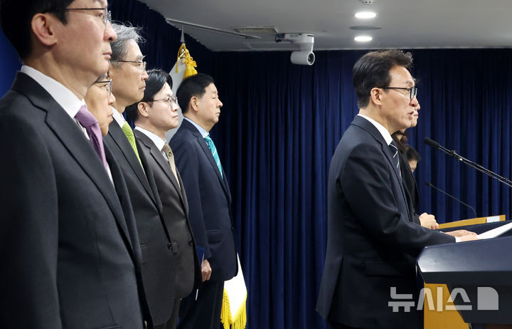 [서울=뉴시스] 추상철 기자 = 김민석 국무총리가 25일 오전 서울 종로구 정부서울청사에서 비상경제 대응체계 관련 브리핑하고 있다. 2026.03.25. scchoo@newsis.com