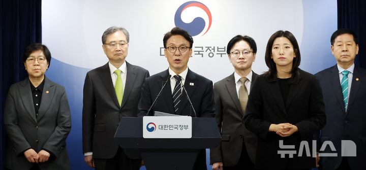 [서울=뉴시스] 추상철 기자 = 김민석 국무총리가 25일 오전 서울 종로구 정부서울청사에서 비상경제 대응체계 관련 브리핑하고 있다. 2026.03.25. scchoo@newsis.com