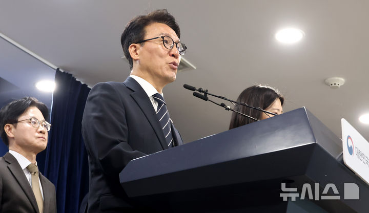 [서울=뉴시스] 추상철 기자 = 김민석 국무총리가 25일 오전 서울 종로구 정부서울청사에서 비상경제 대응체계 관련 브리핑하고 있다. 2026.03.25. scchoo@newsis.com