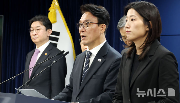 [서울=뉴시스] 추상철 기자 = 김민석 국무총리가 25일 오전 서울 종로구 정부서울청사에서 비상경제 대응체계 관련 브리핑하고 있다. 2026.03.25. scchoo@newsis.com