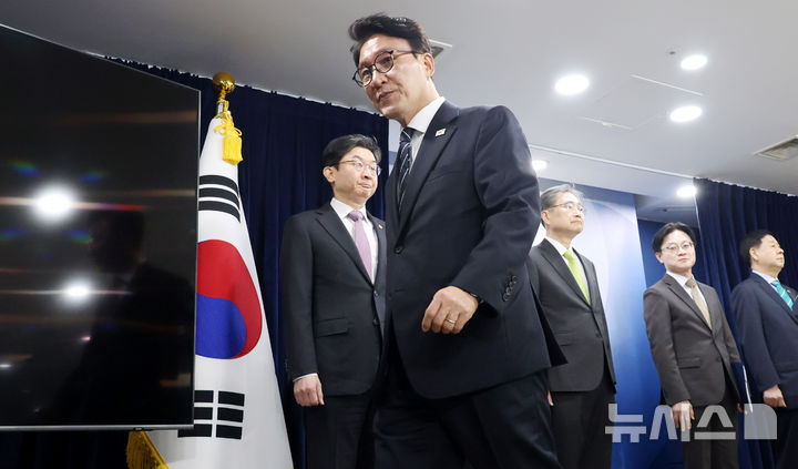 [서울=뉴시스] 추상철 기자 = 김민석 국무총리가 25일 오전 서울 종로구 정부서울청사에서 비상경제 대응체계 관련 브리핑을 한 후 이동하고 있다. 2026.03.25. scchoo@newsis.com