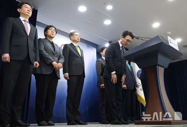 [서울=뉴시스] 추상철 기자 = 김민석 국무총리가 25일 오전 서울 종로구 정부서울청사에서 비상경제 대응체계 관련 브리핑을 한 후 인사하고 있다. 2026.03.25. scchoo@newsis.com