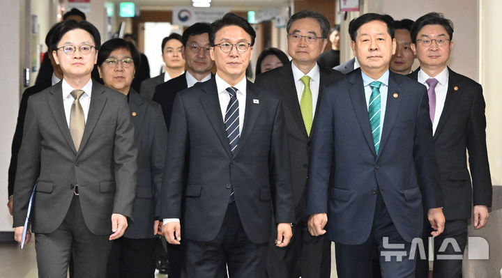 [서울=뉴시스] 추상철 기자 = 김민석 국무총리와 각 부처 장관들이 25일 오전 서울 종로구 정부서울청사에서 비상경제 대응체계 관련 브리핑을 위해 이동하고 있다. (공동취재) 2026.03.25. photo@newsis.com