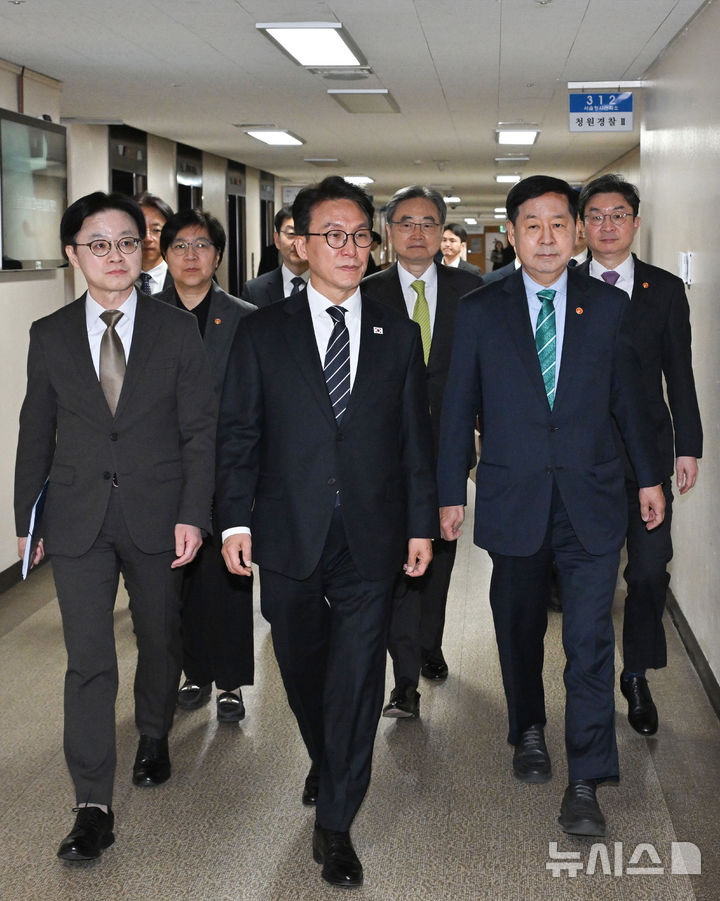 [서울=뉴시스] 추상철 기자 = 김민석 국무총리와 각 부처 장관들이 25일 오전 서울 종로구 정부서울청사에서 비상경제 대응체계 관련 브리핑을 위해 이동하고 있다. (공동취재) 2026.03.25. photo@newsis.com