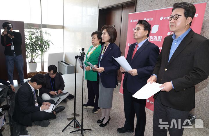 [서울=뉴시스] 조성봉 기자 = 국회 법사위 국민의힘 조배숙(왼쪽부터), 나경원, 윤상현, 신동욱 의원이 25일 오전 서울 여의도 국회에서 '민주당의 상임위 독식예고 규탄, 법사위원장 야당에 반환촉구 기자회견' 을 하고 있다. 20256.03.25. suncho21@newsis.com