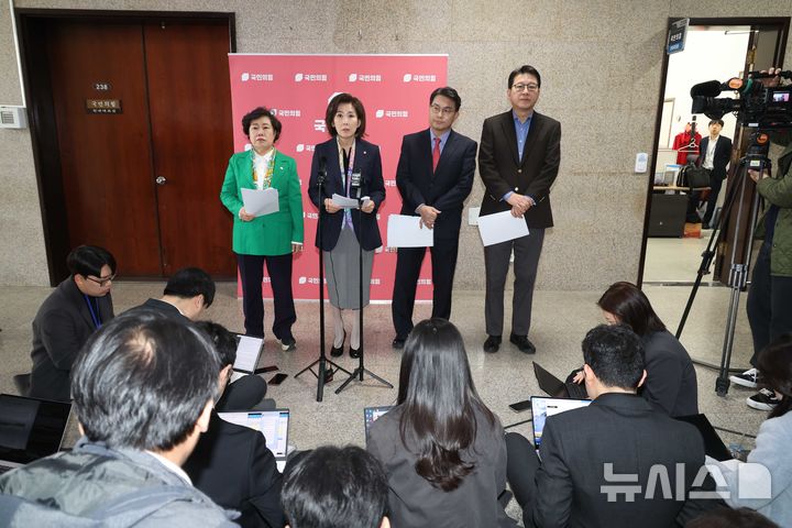 [서울=뉴시스] 조성봉 기자 = 국회 법사위 국민의힘 조배숙(왼쪽부터), 나경원, 윤상현, 신동욱 의원이 25일 오전 서울 여의도 국회에서 '민주당의 상임위 독식예고 규탄, 법사위원장 야당에 반환촉구 기자회견' 을 하고 있다. 20256.03.25. suncho21@newsis.com